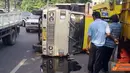 Citizen6, Jakarta: Sebuah truk terguling di Jalan Bandengan, Jakarta Utara, yang menuju arah Grogol, Senin (25/7). Kecelakaan itu mengakibatkan kemacetan panjang. (Pengirim: Angga Thio)  