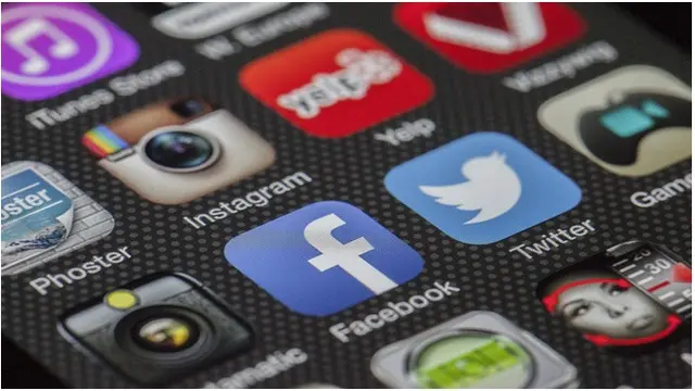 Dilarang main facebook