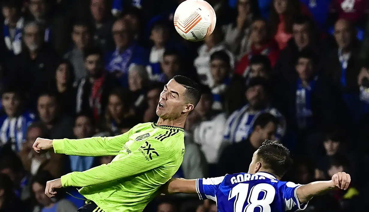 Penyerang Manchester United atau MU Cristiano Ronaldo menyundul bola melewati bek Real Sociedad Andoni Gorosabel pada laga keenam Grup E Liga Europa 2022/2023 di Anoeta Stadium, Jumat (4/11/2022) dini hari WIB. Dengan demikian MU harus melakoni play-off dengan tim-tim buangan dari Liga Champions untuk bisa meraih tiket ke 16 besar. (AP Photo/Alvaro Barrientos)