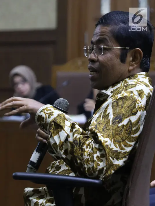 Mantan Menteri Sosial, Idrus Marham menjawab pertanyaan saat menjadi saksi sidang dugaan suap kesepakatan kerja sama pembangunan PLTU Riau-1 dengan terdakwa Eni Maulani Saragih di Pengadilan Tipikor, Jakarta, Rabu (2/1). (Liputan6.com/Helmi Fithriansyah)