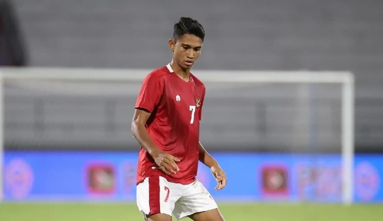 Marselino Ferdinan menjadi debutan termuda di Timnas Indonesia bersama dengan Ronaldo Kwateh. Marselino dan Ronaldo debut di usia 17 tahun. Meski masih sangat muda, keduanya tetap tampil tenang di laga uji coba melawan Timor Leste. (Liputan6.com/IG/@pssi)