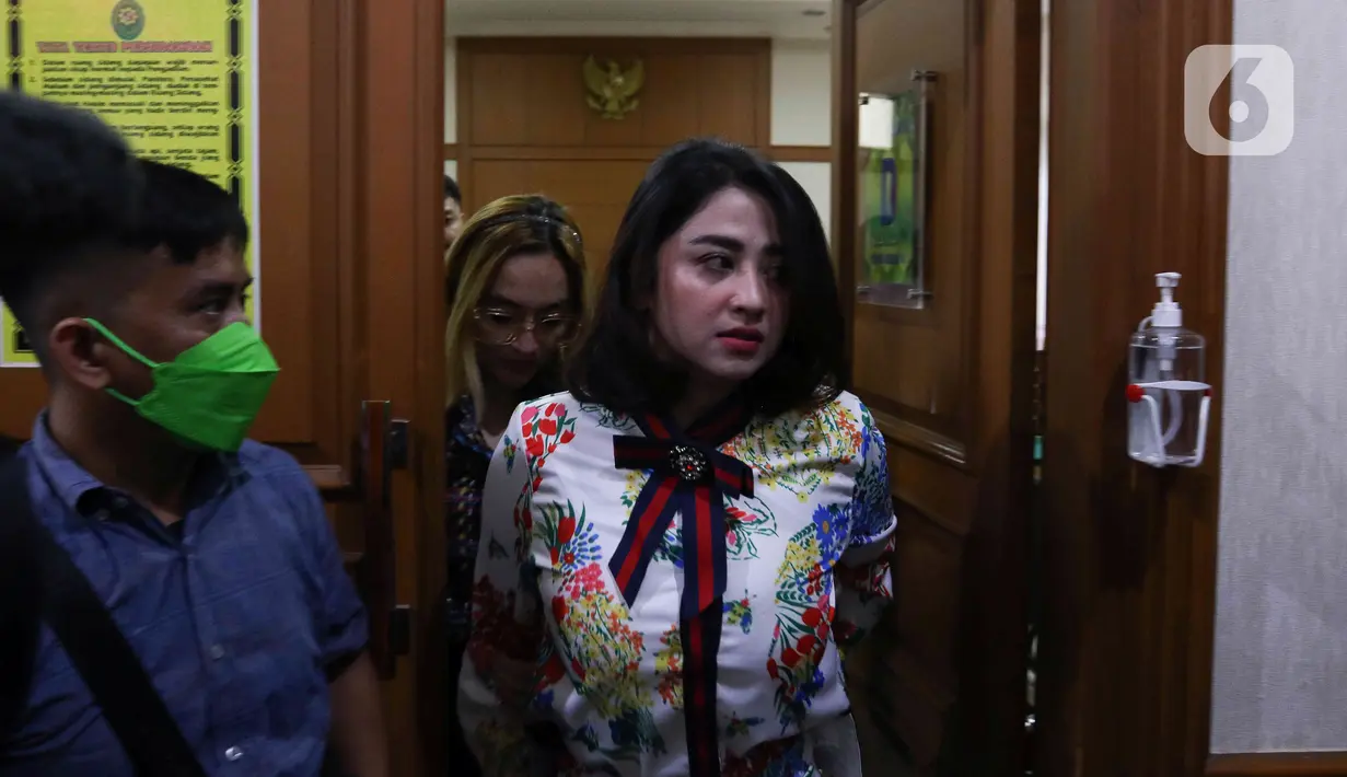 Penyanyi Dewi Perssik saat menghadiri sidang cerai perdana di Pengadilan Agama Jakarta Selatan, Senin (4/7/2022). Sidang cerai perdana antara Dewi Perssik dan Angga Wijaya ini beragendakan mediasi. (Liputan6.com/Herman Zakharia)