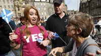 Warga Edinburgh, Skotlandia, berargumen mengenai referendum pemisahan diri dari Inggris. (Reuters/Russell Cheyne)