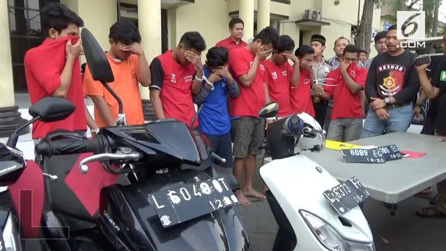 Polisi berhasil meringkus sejumlah pelaku perampasan motor di Surabaya. Kasus terungkap berkat adanya rekaman video amat aksi kriminal tersebut.