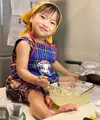 Kenakan dress batik sederhana, Ritsuki makin terlihat menggemaskan dengan bandana yang melengkapi penampilannya. [@mas_natsuki].