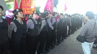 Polwan membentuk pagar betis menjaga aksi Hari Buruh di Makassar, Sulsel. (Liputan6.com/Eka Hakim)