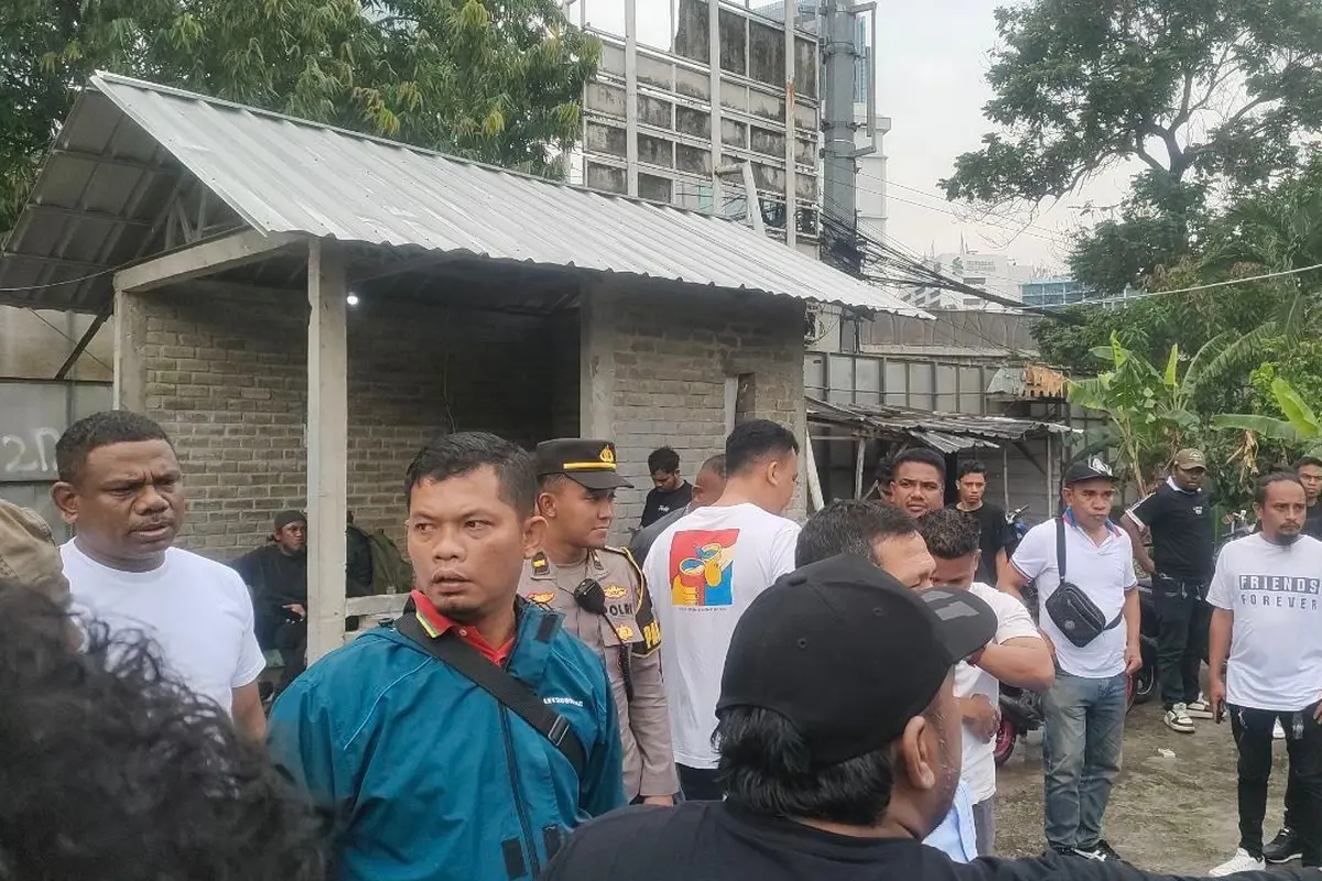 Polisi olah TKP kasus pengeroyokan disertai penembakan oleh orang tak dikenal (OTK) di Tanah Abang, Jakarta Pusat.