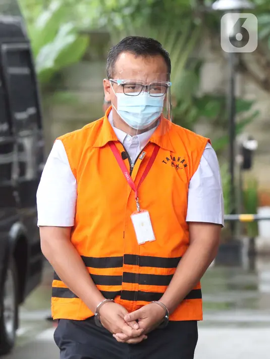 Menteri Kelautan dan Perikanan non aktif, Edhy Prabowo bersiap menjalani pemeriksaan di Gedung KPK Jakarta, Jumat (4/12/2020). Sebelumnya, Edhy ditangkap dan ditahan KPK sebagai tersangka kasus dugaan suap penetapan calon eksportir benih lobster pada Rabu (25/11). (Liputan6.com/Helmi Fithriansyah)