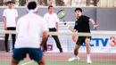 Selebritas Indonesia, Deddy Mahendra Desta berusaha mengembalikan bola ke arah pasangan Rezky Aditya dan Tanta Ginting pada laga tenis nomor ganda putra Turnamen Olahraga Selebriti Indonesia di GOR UNJ, Jakarta, Minggu (30/07/2023). Desta yang berpasangan dengan Raffi Ahmad menang dengan skor 4-6, 6-4, dan 6-4. (Bola.com/Bagaskara Lazuardi)