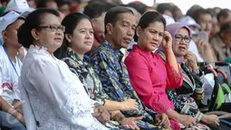 Presiden Jokowi didampingi Ibu Negara Iriana Widodo (kedua kanan), Menko PMK Puan Maharani (kedua kiri) dan Menteri Yohana Yembise menghadiri acara puncak Peringatan Hari Anak Nasional di Istana Bogor, Selasa (11/8/2015). (Liputan6.com/Faizal Fanani)