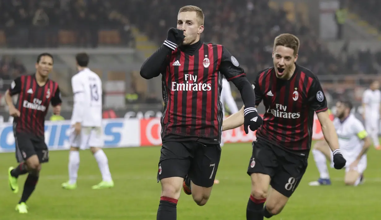 Penyerang AC Milan, Gerard Deulofeu, merayakan gol yang dicetaknya ke gawang Fiorentina pada laga Liga Italia di Stadion San Siro, Italia, Minggu (19/2/2017). AC Milan menang 2-1 atas Fiorentina. (AP/Antonio Calanni)