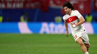Bek Turki Ferdi Kadioglu berlari&nbsp;membawabola selama pertandingan sepak bola babak 16 besar UEFA Euro 2024 antara Austria dan Turki di Stadion Leipzig di Leipzig pada Rabu (3/7/2024)&nbsp;dini hari WIB. (Adrian DENNIS / AFP)