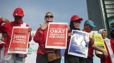  Kepala BPOM, Penny K. Lukito (kedua kiri) ikut berkampanye saat car free day (CFD) di kawasan Bundaran HI, Jakarta, Minggu (26/2). Dalam aksi ini, BPOM mengingatkan pentingnya masyarakat untuk peduli obat dan pangan aman. (Liputan6.com/Faizal Fanani)