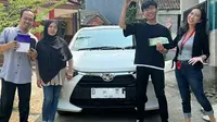 Febbry Setiawan bersama keluarga dan mobil Toyota Agya dari Flash Sale Rp1 Shopee. (Instagram/febbryst)