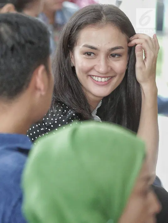 Aktris cantik, Atiqah Hasiholan menghadiri sidang lanjutan kasus dugaan penyebaran berita bohong atau hoaks dengan terdakwa Ratna Sarumpaet di Pengadilan Negeri Jakarta Selatan, Selasa (14/5/2019). Sidang tersebut dengan agenda mendengarkan keterangan terdakwa. (Liputan6.com/Faizal Fanani)