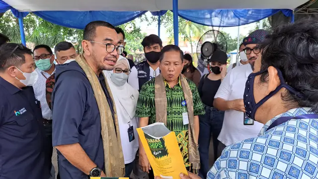 Arya Sinulingga, Stafsus Menteri BUMN Erick Thohir saat melihat pelaku Usaha Mikro Kecil Menengah (UMKM) mitra binaan PT Angkasa Pura II Kantor Cabang Bandara Internasional Soekarno-Hatta (Soetta).