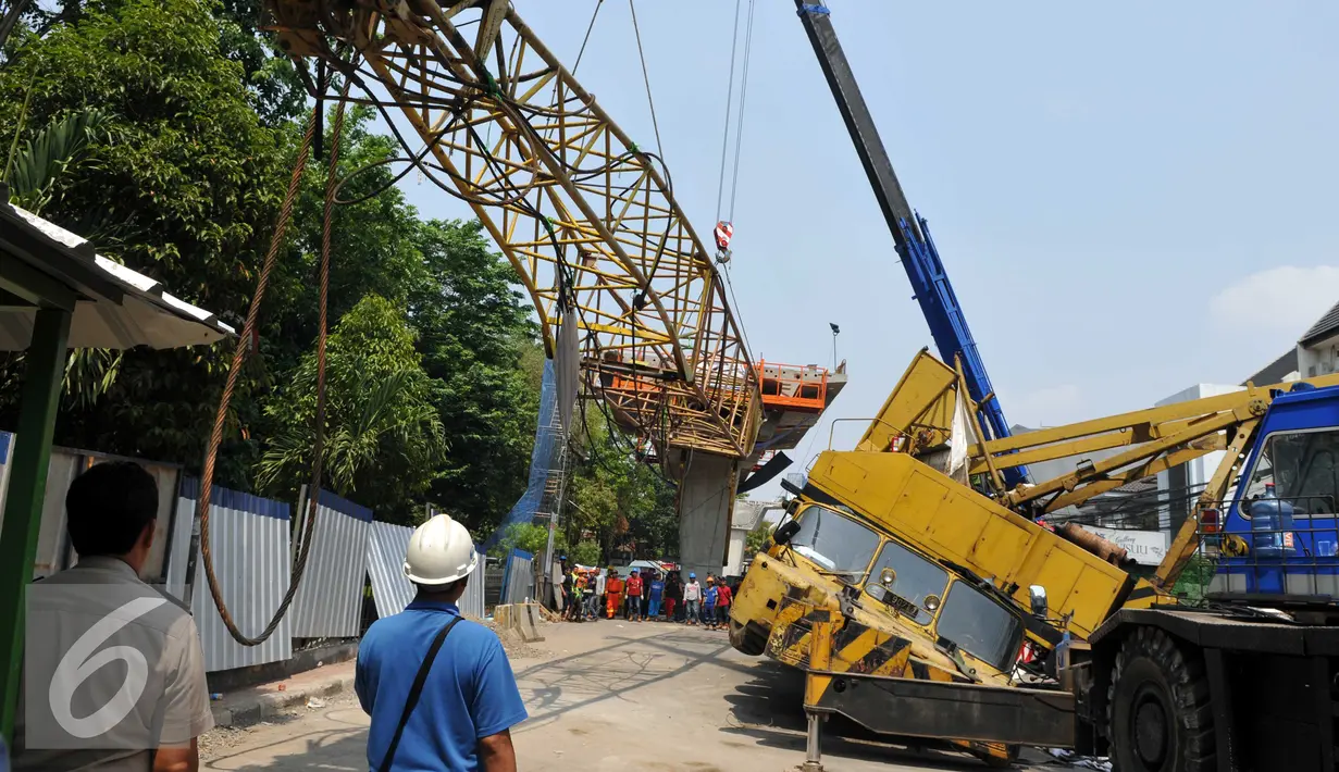 Sebuah crane jatuh di Jalan Kyai Maja, Kebayoran Baru, Jakarta Selatan, Kamis (15/10/2015). Alat besar yang tengah melakukan proyek ‎jalan layang ini menimpa salah satu rumah warga yang berada di sisi kanan jalan. (Liputan6.com/Helmi Afandi)