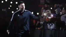 Lionel Messi menyapa penggemar sebelum acara pertandingan perpisahan Maxi Rodriguez sebagai pesepak bola profesional yang diselenggarakan di Marcelo Bielsa Stadium, Argentina, Minggu (25/6/2023). (AFP/Stringer)