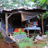 Sebuah gubuk kecil yang kondisinya begitu tak memungkinkan untuk bermukim, kini tempat tersebut menjadi saksi bisu hidup Irwan Yusuf. (Adrian Putra/Bintang.com)