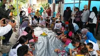 Relawan pendukung pasangan capres-cawapres nomor urut 2, Prabowo Subianto-Gibran Rakabuming Raka membagikan makan siang gratis untuk warga di Warakas, Tanjung Priok, Jakarta Utara. (Foto: Istimewa)