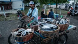 Di dua lokasi yaitu, Pelabuhan Perikanan Samudra Kutaraja, Lampulo dan Pasar Al-Mahira, Lamdingin, Banda Aceh, rata-rata kenaikan harga ikan mencapai Rp 5.000/kg. (Yasuyoshi CHIBA/AFP)