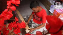 Bunga meihua terlihat dijual di kawasan Asemka, Jakarta, Selasa (21/1/2020). Bunga meihua dijual dengan harga Rp 200 ribu hingga Rp 2 juta tergantung tinggi pohon. (Liputan6.com/Herman Zakharia)