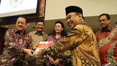 Ketua DPD Irman Gusman menerima laporan hasil Ikhtisar semester I tahun 2014 Ketua BPK Ketua BPK Harry Azhar Aziz, Jakarta, Jumat (5/12/2014). (Liputan6/Andrian M Tunay) 