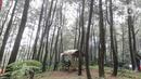 Pengunjung menikmati suasana di lokasi perkemahan Curug Hiji, Bogor, Minggu (5/9/2021). Meski Kabupaten Bogor masih dalam masa PPKM level 3, sejumlah lokasi wisata luar ruangan mulai ramai dikunjungi pengunjung. (Liputan6.com/Helmi Fithriansyah)