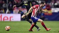 Cristiano Ronaldo mencoba melewati Diego Godin pada leg 1, babak 16 besar Liga Champions yang berlangsung di stadion Wanda Metropolitano, Madrid., Kamis (21/2). Atl Madrid menang 2-0 atas Juventus (Javier Soriano)