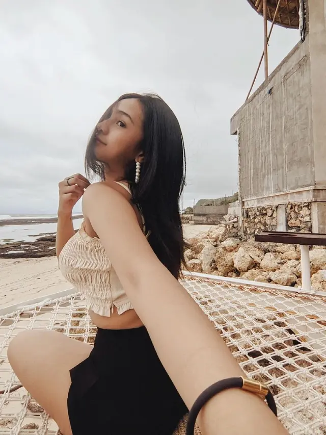 7 Potret Liburan Anya Geraldine di Bali, Penampilannya saat Berkebaya Curi Perhatian