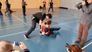 Sejumlah awak media mengbamil gambar Anggota Pontifical Swiss Guard saat anggota penjaga Kepausan Swiss Vatikan melumpuhkan musuh saat latihan di pangkalan militer Swiss di isone, Swiss, (15/11). (REUTERS/Arnd Wiegmann)