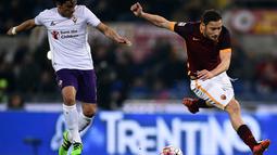 Pemain AS Roma, Francesco Totti (kanan), berebut bola dengan pemain Fiorentina, Tino Costa, pada laga Serie A Italia di Stadion Olimpico, Roma, Sabtu (5/3/2016) dini hari WIB. (AFP/Filippo Monteforte)