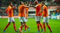 Para pemain Belanda merayakan gol yang Ryan Babel ke gawang Estonia pada laga Kualifikasi Piala Eropa 2020 di Talinn, Estonia, Senin (9/9). Estonia kalah 0-4 dari Belanda. (AFP/Raigo Pajula)