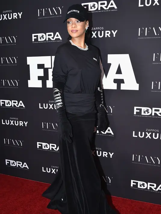 Pertemuan antara Pangeran Harry dan seorang Diva musik Rihanna memang sangat ramai mencadi pembicaraan publik. Tampak bahagia, Pangeran Harry tak henti melemparkan senyumnya. (AFP/Bintang.com)