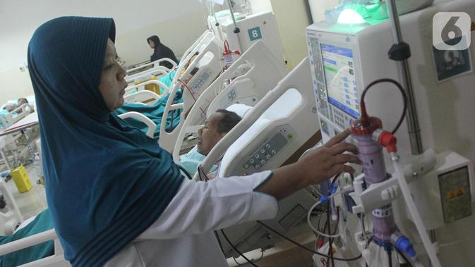 Perawat memeriksa alat Fresenius Medical Care dan B Braun di Ruang Hemodialisis RSUD Tangerang Selatan, Banten, Rabu (6/11/2019). Permenkes No 30 Tahun 2019 tentang Klasifikasi dan Perizinan Rumah Sakit akan berdampak pada pelayanan cuci darah atau Hemodialisis (HD). (merdeka.com/Arie Basuki)