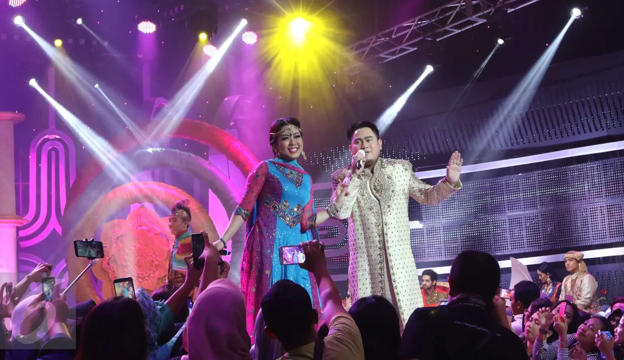 Nazar dan Soimah tampil saat Pesta Bollywood di Studio 5 Indosiar, Daan Mogot, Jakarta, Senin (6/3) Bintang serial drama  Ranveer & Ishani, Shakti Arora dan Radhika Madan ikut meramaikan acara tersebut.(Liputan6.com/Helmi Afandi) 