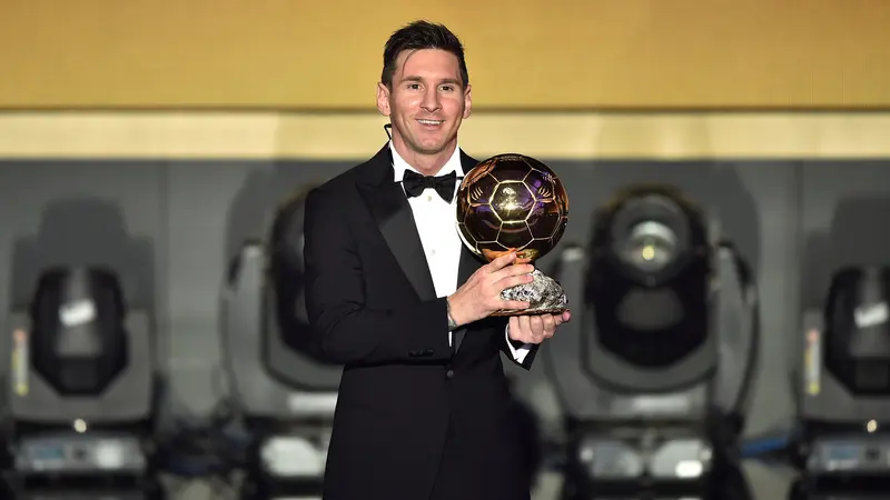 20160111-Wajah Berseri Lionel Messi Saat Terima Trofi FIFA Ballon d`Or -