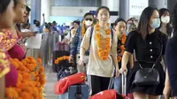 Wisatawan mancanegara (wisman) asal China tiba di bandara internasional Ngurah Rai di Bali, Minggu (22/1/2023). Penerbangan langsung turis China mendarat di pulau Bali untuk pertama kalinya pada hari Minggu dalam hampir tiga tahun setelah ditutupnya rute penerbangan lantaran kebijakan nol Covid-19. (AP Photo/Firdia Lisnawati)