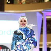 Maraknya selebriti yang menggunakan susuk kini tengah menjadi perbincangan. Hal ini pun mengundang banyak komentar, tak terkecuali dari artis cantik berhijab Dewi Sandra. (Andy Masela/Bintang.com)