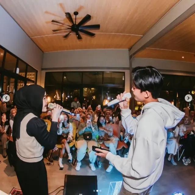 potret Putri bersama Rizwan dalam performance, sumber: @putridelinaa