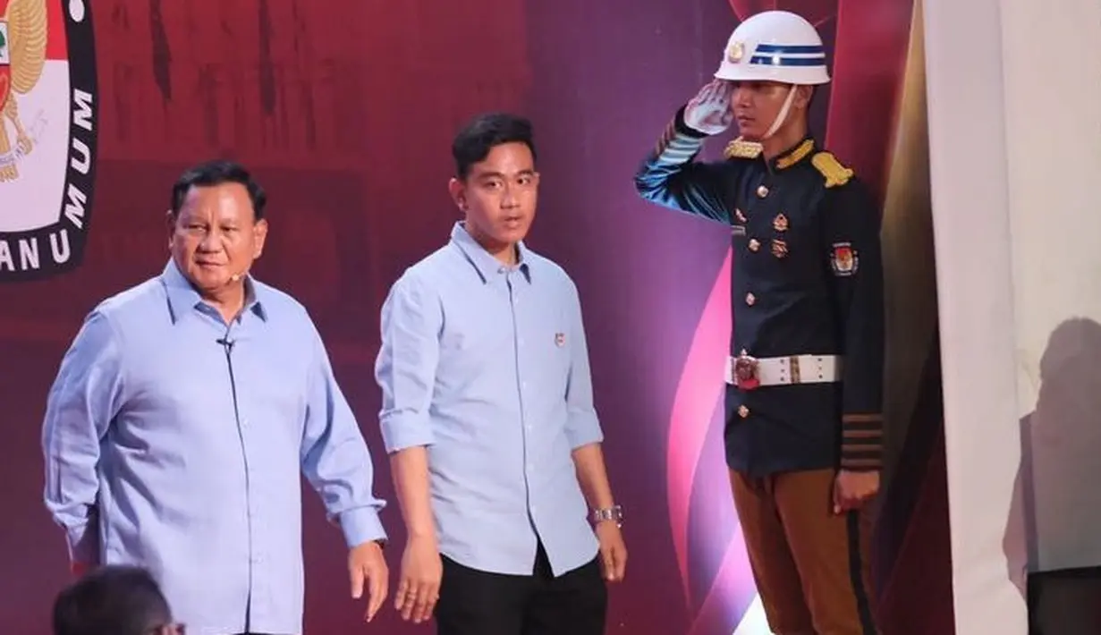 Prabowo pun memadukan atasan tersebut dengan celana panjang abu-abu.  [@prabowo]