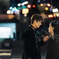 Lee Min Ho dan Kim Go Eun dalam The King Eternal Monarch (Netflix)