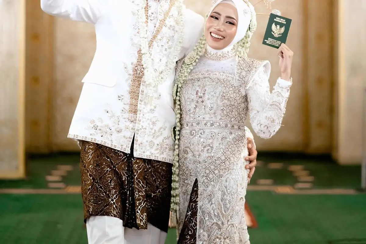 Potret Rizky Ridho dan Sendy Aulia Resmi Menikah, Tampil Serasi dalam Busana Adat Jawa yang Elegan