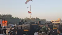 Paramotor Warnai Langit Cikeas Jelang Upacara HUT Bhayangkara (Rifqy Alief Abiyya/Liputan6.com)