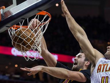 Rentetan kemenangan Cleveland Cavaliers pada awal NBA musim reguler 2016-2017 akhirnya terhenti di tangan Atlanta Hawks. Cavs dipaksa menyerah dengan skor akhir 106-110 di Quicken Loans Arena, Rabu (9/11/2016) WIB. (AP Photo/Phil Long)