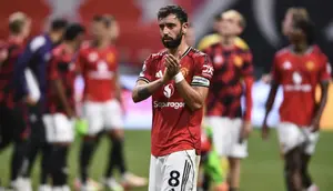 Bruno Fernandes dari Manchester United menyapa setelah pertandingan Premier League Summer Series antara Manchester United dan Everton FC di Stadion Mercedes-Benz pada 3 Agustus 2025 di Atlanta, Georgia. (AJ Reynolds/Getty Images via AFP)
