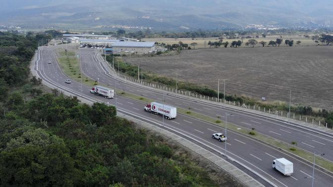 Truk-truk bantuan kemanusiaan untuk Venezuela menuju Jembatan Tienditas di perbatasan Kolombia-Venezuela, Cucuta, Kolombia, Kamis (7/2). Bantuan tersebut tengah diatur oleh pemimpin oposisi Juan Guaido. (Edinson ESTUPINAN/AFP)