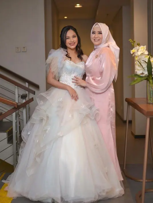 Shakiena menjelma jadi princess mengenakan strapless dress tulle warna putih. [Foto: IG/adeliapasha].
