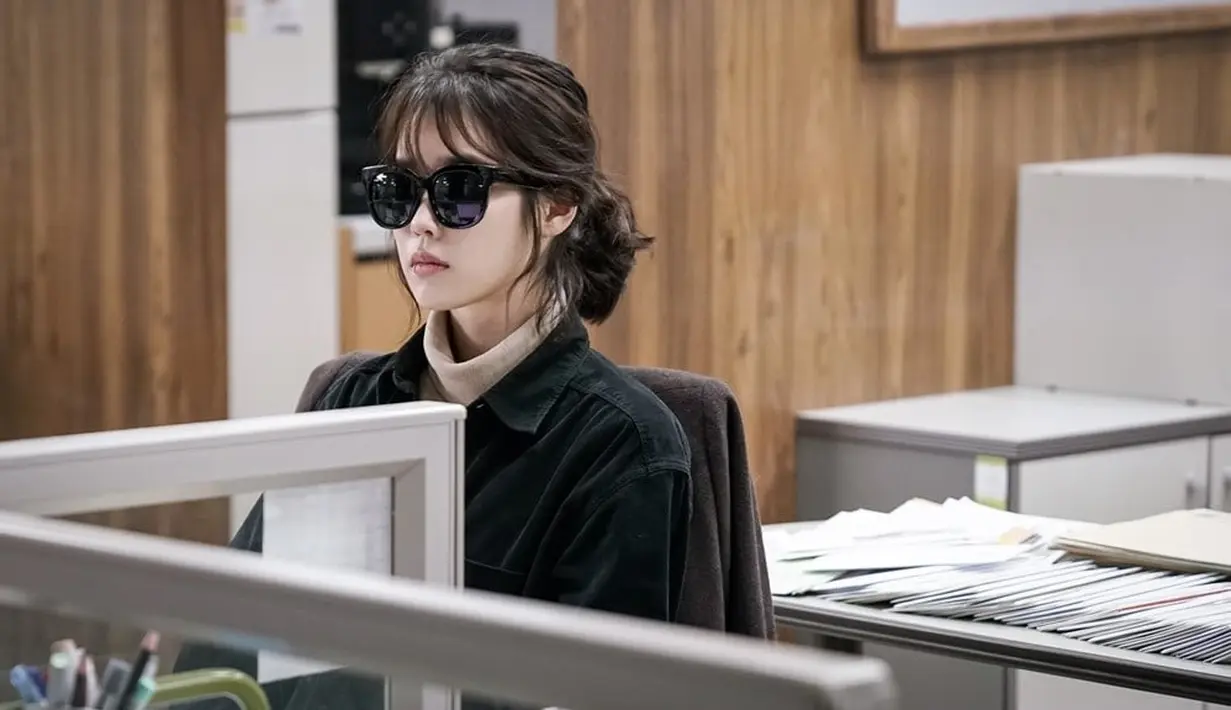 Ketiga saudara itu sendiri sudah bisa dibilang berumur matang jika dibandingkan dengan IU. (Soompi)