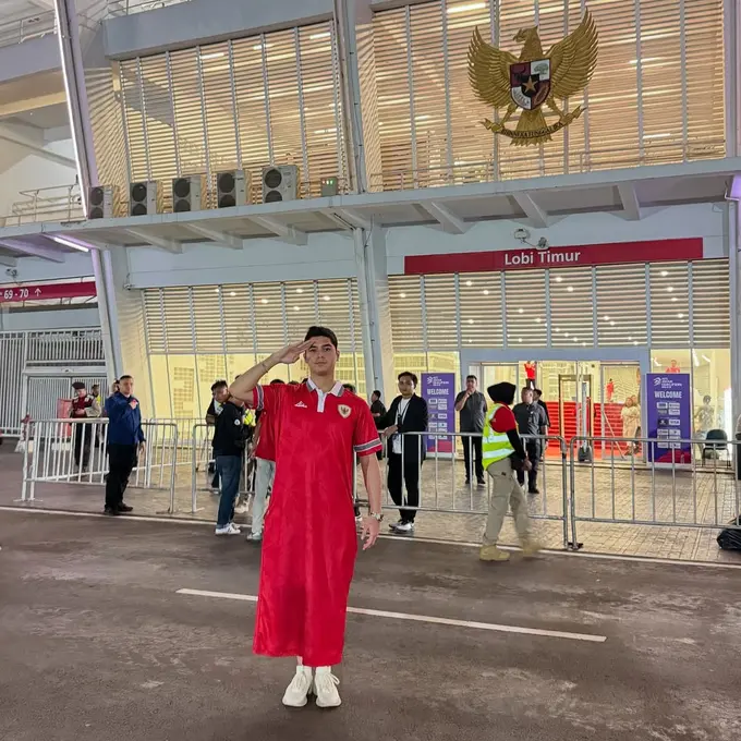 Tampil Unik Dukung Timnas, Potret Al Ghazali Pakai Jersey Gamis Saat Nonton Indonesia Vs China Bareng Calon Istri